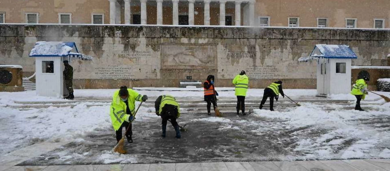 Τρίτος κόσμος: Με σκοροφαγωμένες ψάθες καθαρίζουν τα χιόνια μπροστά από τη Βουλή - Δεν έχουν ούτε σκούπες! (φώτο)